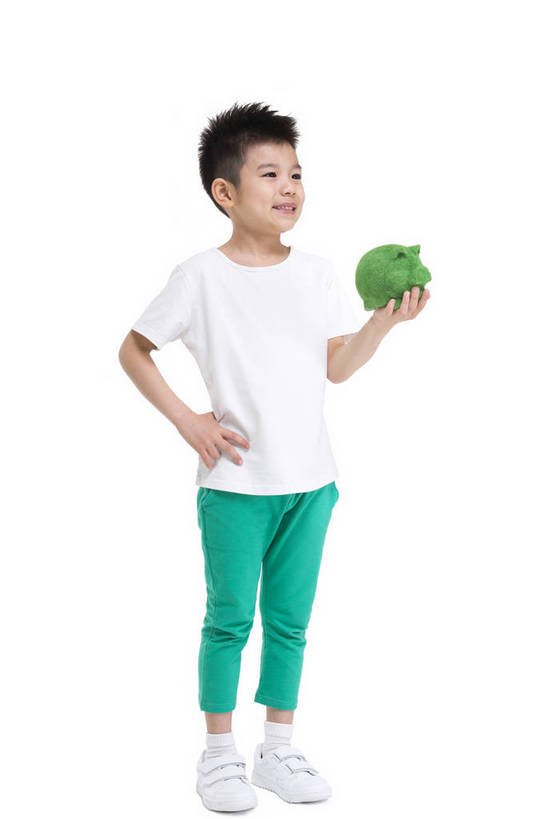 东方人,儿童,站,捧,微笑,竖图,彩色,室内,白天,留白,抠图,白色背景,侧面,时尚,快乐,幸福,北京,中国,仅一个人,服装,环保,图片,小猪,小孩,衣服,绿色,白色,模型,站着,健康,储蓄罐,放松,可爱,童年,童趣,储蓄,理财,摄影,服饰,生活方式,成长,希望,好奇,未来,衣着,穿着,宣传,乐观,衣饰,节约,天真,男孩,男人,男性,亚洲人,中国人,孩子,站立,全身,影棚拍摄,愉快,男生,bj174