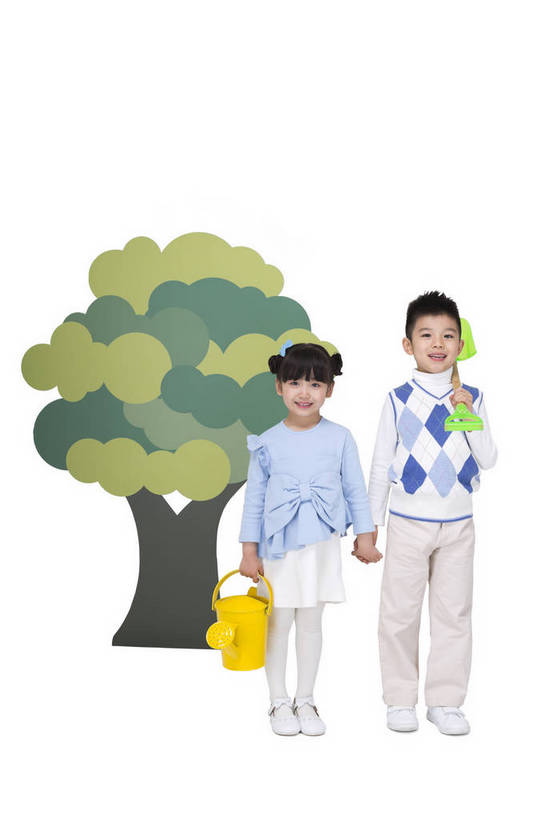 东方人,儿童,两个人,家庭,伙伴,站,微笑,竖图,彩色,室内,白天,留白,抠图,白色背景,正面,时尚,快乐,幸福,植物,北京,中国,种植,环保,图片,兄妹,水壶,树,树木,小孩,绿色,自然,站着,健康,温馨,休闲服,卡通,放松,可爱,童年,童趣,摄影,生长,生活方式,成长,道具,希望,好奇,未来,同伴,亲情,锹,宣传,乐观,天真,友情,男孩,男人,男性,女孩,女人,女性,亚洲人,中国人,孩子,站立,全身,影棚拍摄,愉快,男生,植树,bj174