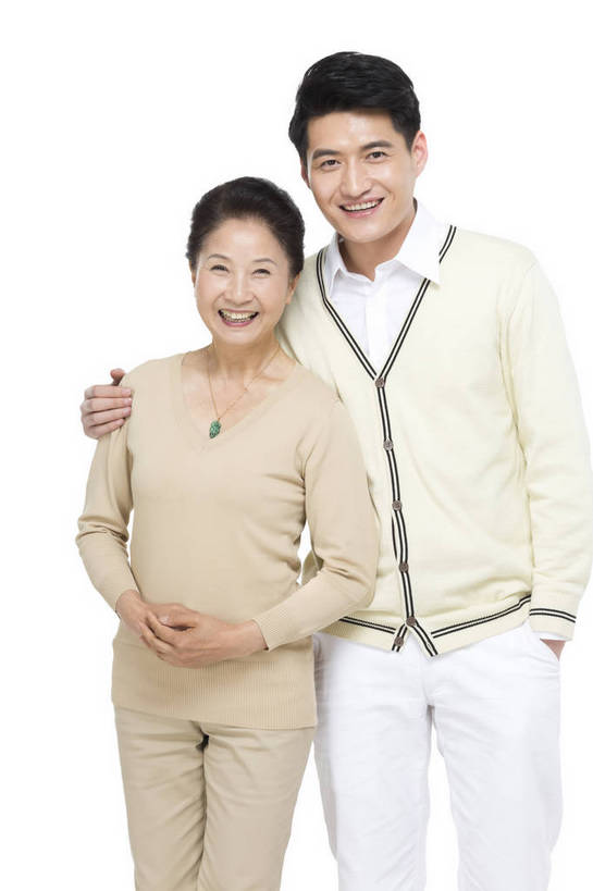 东方人,中年人,老年人,两个人,家庭,商店,站,笑,竖图,彩色,室内,白天,留白,抠图,白色背景,正面,衬衫,购物,幸福,消费,超市,北京,中国,勾,挽,正装,图片,生活,老人,健康,温馨,母子,休闲服,放松,亲密,勾着,金融,百货,摄影,西裤,和睦,慈祥,亲近,亲情,挽着,选购,贸易,百货公司,血拼,乐观,和善,老年女性,男人,男性,年轻男性,女人,女性,中国人,年轻人,胳膊,手臂,超级市场,大卖场,半身,影棚拍摄,欢乐,购物商场,购物中心,商业中心,胳臂,bj174