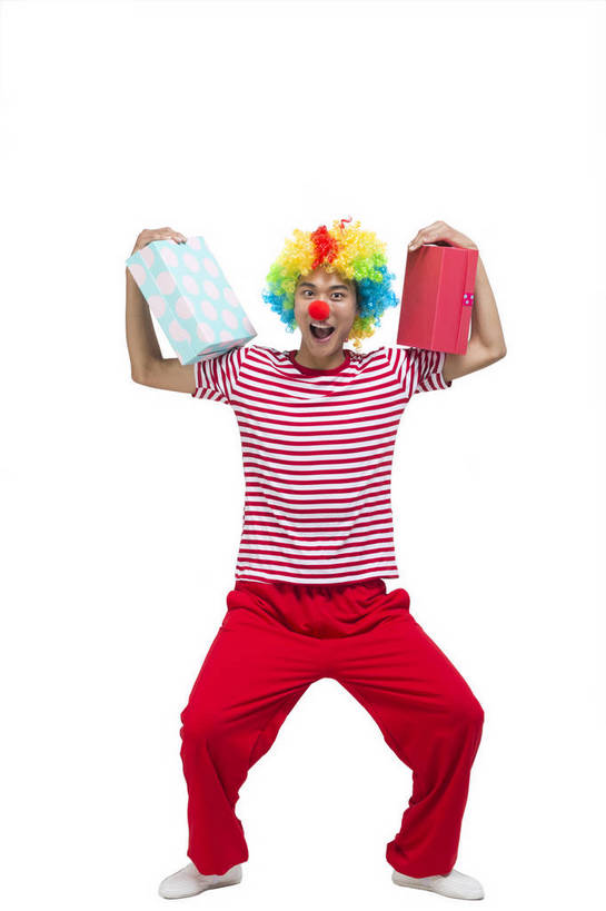 东方人,鼻子,小丑,站,竖图,彩色,室内,白天,留白,抠图,白色背景,正面,时尚,快乐,幸福,礼盒,北京,中国,仅一个人,图片,纸盒,休闲装,现代,红色,休闲,表情,卡通,放松,活力,自信,摄影,生活方式,青春,吃惊,搞笑,惊奇,幽默,有趣,滑稽,扛着,动感,乐观,男人,男性,年轻男性,亚洲人,中国人,年轻人,全身,影棚拍摄,愉快,bj174