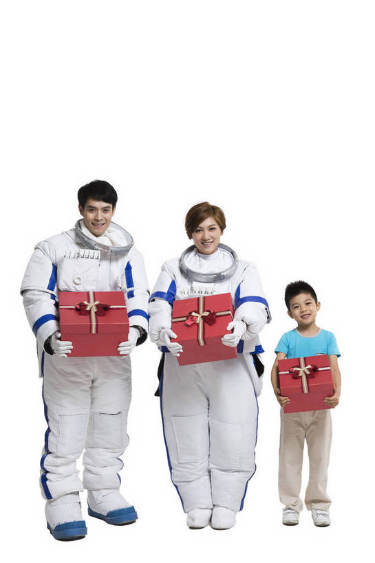 东方人,儿童,中年人,三个人,家庭,宇航员,飞行员,站,微笑,竖图,彩色,室内,白天,留白,抠图,白色背景,正面,快乐,探险,幸福,航天,高科技,科技,礼盒,礼物,北京,中国,宇航服,科学,图片,小孩,站着,温馨,父子,母子,三口之家,休闲服,放松,可爱,美女,探索,童年,童趣,摄影,成长,希望,好奇,未来,太空服,亲情,航天员,乐观,太空人,天真,男孩,男人,男性,年轻男性,年轻女性,女人,女性,亚洲人,中国人,孩子,年轻人,全家福,捧着,站立,全身,影棚拍摄,欢乐,男生,bj174