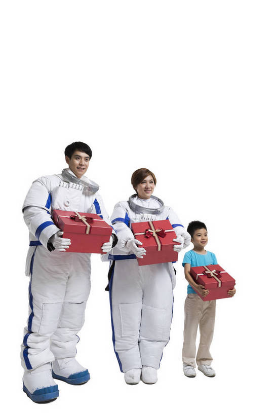 东方人,儿童,中年人,三个人,家庭,宇航员,飞行员,站,微笑,竖图,彩色,室内,白天,留白,抠图,白色背景,侧面,快乐,探险,幸福,航天,高科技,科技,礼盒,礼物,北京,中国,宇航服,科学,图片,小孩,站着,温馨,父子,母子,三口之家,休闲服,放松,可爱,美女,探索,童年,童趣,摄影,成长,希望,好奇,未来,太空服,亲情,航天员,乐观,太空人,天真,男孩,男人,男性,年轻男性,年轻女性,女人,女性,亚洲人,中国人,孩子,年轻人,全家福,捧着,站立,全身,影棚拍摄,欢乐,男生,bj174