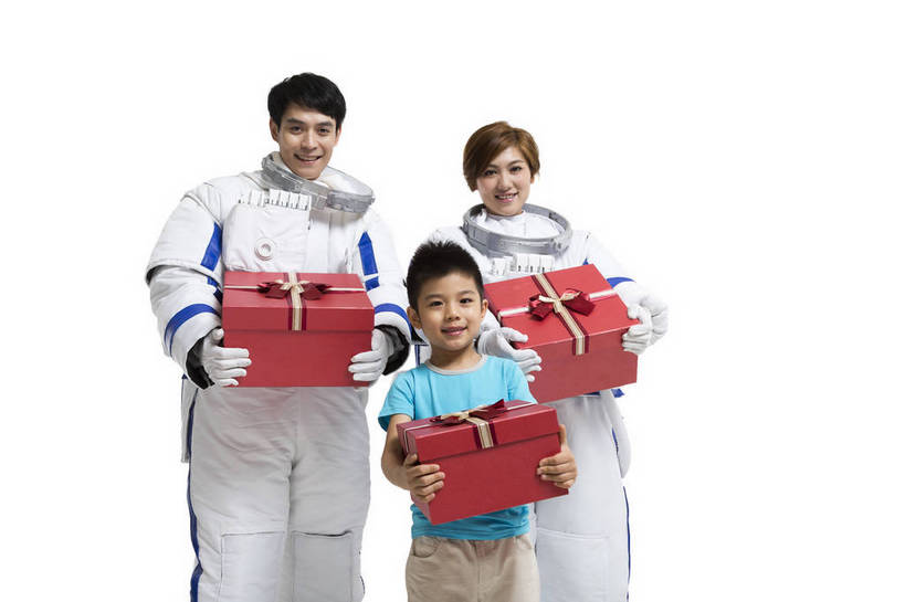东方人,儿童,中年人,三个人,家庭,宇航员,飞行员,站,微笑,横图,彩色,室内,白天,留白,抠图,白色背景,正面,快乐,探险,幸福,航天,高科技,科技,礼盒,礼物,北京,中国,宇航服,科学,图片,小孩,站着,温馨,父子,母子,三口之家,休闲服,放松,可爱,美女,探索,童年,童趣,摄影,成长,希望,好奇,未来,太空服,亲情,航天员,乐观,太空人,天真,男孩,男人,男性,年轻男性,年轻女性,女人,女性,亚洲人,中国人,孩子,年轻人,全家福,站立,半身,影棚拍摄,欢乐,男生,bj174