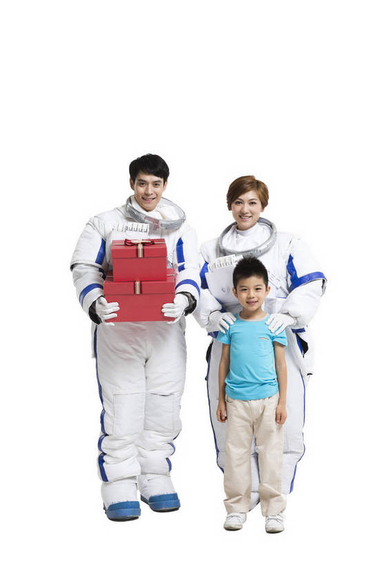 东方人,儿童,中年人,三个人,家庭,宇航员,飞行员,站,微笑,竖图,彩色,室内,白天,留白,抠图,白色背景,正面,快乐,探险,幸福,航天,高科技,科技,礼盒,礼物,北京,中国,宇航服,科学,图片,小孩,站着,温馨,父子,母子,三口之家,休闲服,放松,可爱,美女,探索,童年,童趣,摄影,成长,希望,好奇,未来,太空服,亲情,航天员,乐观,太空人,天真,男孩,男人,男性,年轻男性,年轻女性,女人,女性,亚洲人,中国人,孩子,年轻人,全家福,站立,全身,影棚拍摄,欢乐,男生,bj174