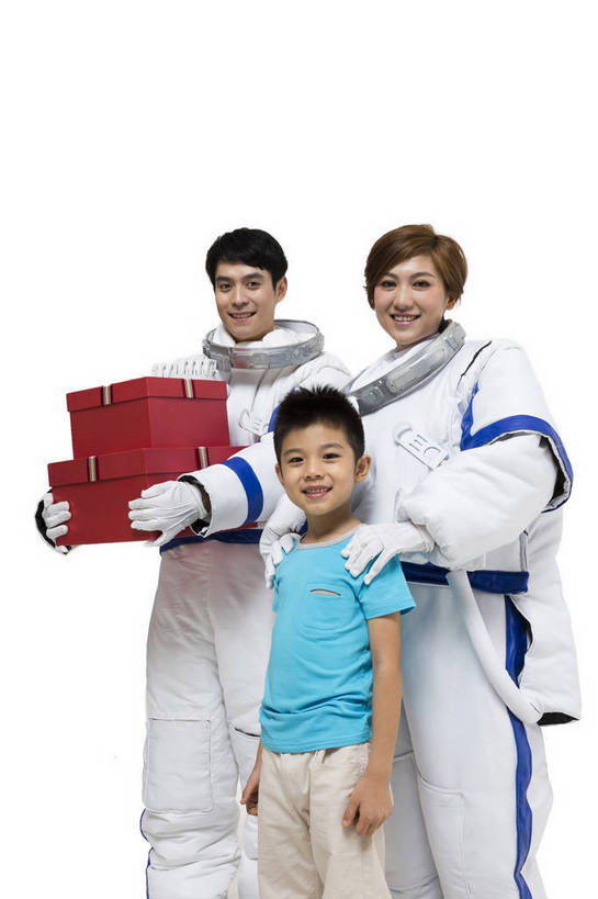 东方人,儿童,中年人,三个人,家庭,宇航员,飞行员,站,微笑,竖图,彩色,室内,白天,留白,抠图,白色背景,侧面,快乐,探险,幸福,航天,高科技,科技,礼盒,礼物,北京,中国,宇航服,科学,图片,小孩,站着,温馨,父子,母子,三口之家,休闲服,放松,可爱,美女,探索,童年,童趣,摄影,成长,希望,好奇,未来,太空服,亲情,航天员,乐观,太空人,天真,男孩,男人,男性,年轻男性,年轻女性,女人,女性,亚洲人,中国人,孩子,年轻人,全家福,站立,半身,影棚拍摄,欢乐,男生,bj174