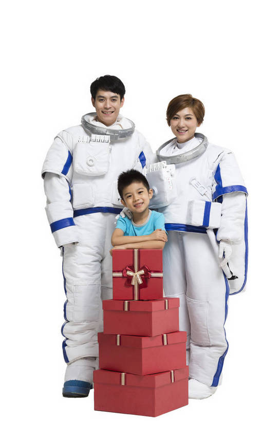 东方人,儿童,中年人,三个人,家庭,宇航员,飞行员,站,微笑,竖图,彩色,室内,白天,留白,抠图,白色背景,正面,快乐,探险,幸福,航天,高科技,科技,礼盒,礼物,北京,中国,宇航服,科学,图片,小孩,站着,温馨,父子,母子,三口之家,休闲服,放松,可爱,美女,探索,童年,童趣,摄影,成长,希望,好奇,未来,太空服,亲情,航天员,乐观,太空人,天真,男孩,男人,男性,年轻男性,年轻女性,女人,女性,亚洲人,中国人,孩子,年轻人,全家福,站立,全身,影棚拍摄,欢乐,男生,bj174