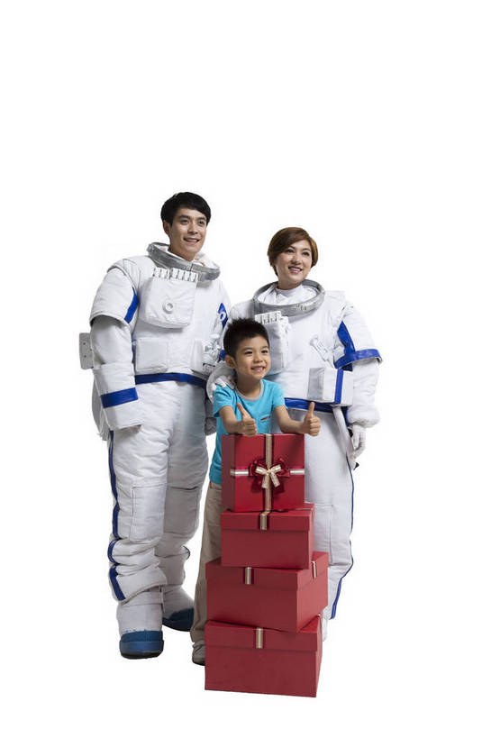 东方人,儿童,中年人,三个人,家庭,宇航员,飞行员,站,微笑,竖图,彩色,室内,白天,留白,抠图,白色背景,正面,侧面,快乐,探险,幸福,航天,高科技,科技,礼盒,礼物,北京,中国,宇航服,科学,图片,小孩,站着,温馨,父子,母子,三口之家,休闲服,放松,可爱,美女,探索,童年,童趣,摄影,成长,希望,好奇,未来,太空服,亲情,航天员,乐观,太空人,天真,男孩,男人,男性,年轻男性,年轻女性,女人,女性,亚洲人,中国人,孩子,年轻人,全家福,站立,全身,影棚拍摄,欢乐,男生,bj174