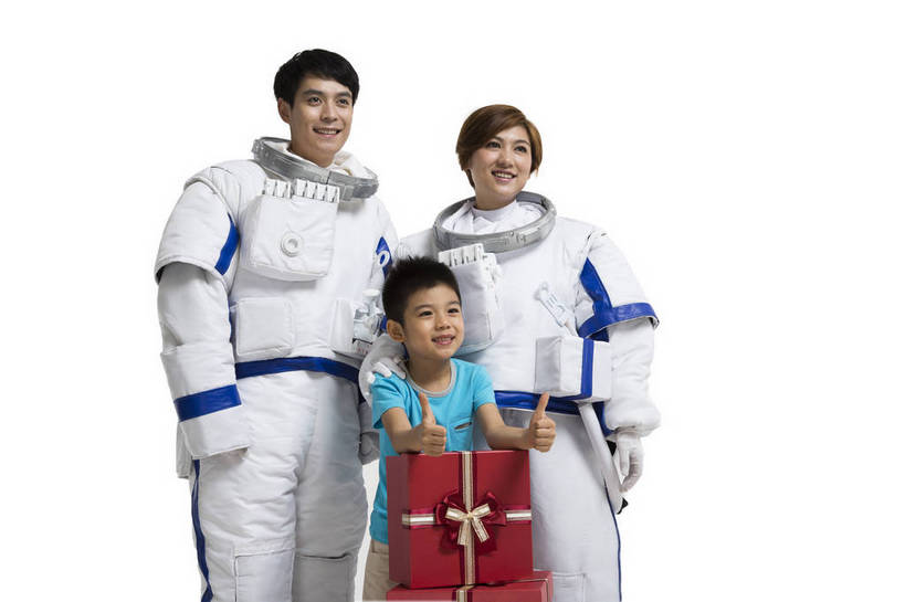 东方人,儿童,中年人,三个人,家庭,宇航员,飞行员,站,微笑,横图,彩色,室内,白天,留白,抠图,白色背景,正面,侧面,快乐,探险,幸福,航天,高科技,科技,礼盒,礼物,北京,中国,宇航服,科学,图片,小孩,站着,温馨,父子,母子,三口之家,休闲服,放松,可爱,美女,探索,童年,童趣,摄影,成长,希望,好奇,未来,太空服,亲情,航天员,乐观,太空人,天真,男孩,男人,男性,年轻男性,年轻女性,女人,女性,亚洲人,中国人,孩子,年轻人,全家福,站立,半身,影棚拍摄,欢乐,男生,bj174