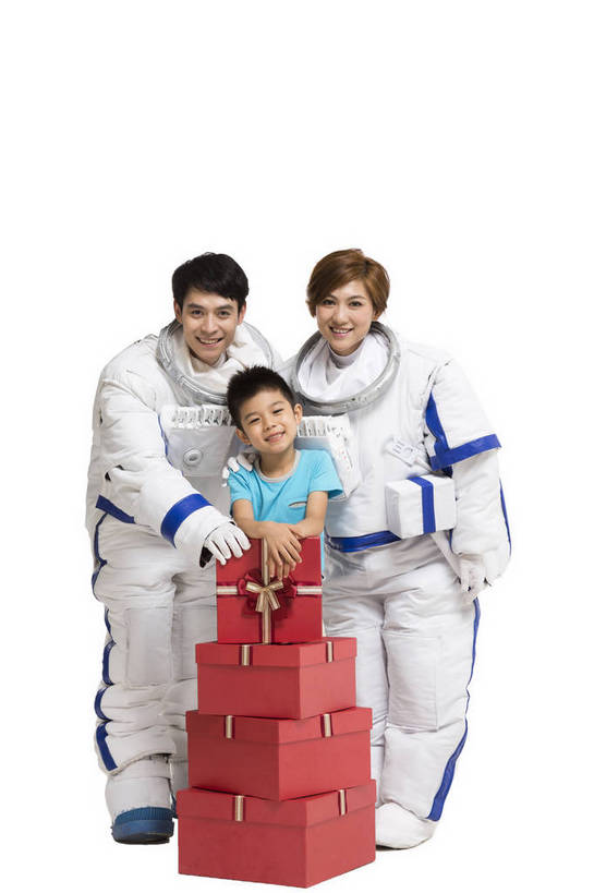 东方人,儿童,中年人,三个人,家庭,宇航员,飞行员,站,微笑,竖图,彩色,室内,白天,留白,抠图,白色背景,正面,快乐,探险,幸福,航天,高科技,科技,礼盒,礼物,北京,中国,宇航服,科学,图片,小孩,站着,温馨,父子,母子,三口之家,休闲服,放松,可爱,美女,探索,童年,童趣,摄影,成长,希望,好奇,未来,太空服,亲情,航天员,乐观,太空人,天真,男孩,男人,男性,年轻男性,年轻女性,女人,女性,亚洲人,中国人,孩子,年轻人,全家福,站立,全身,影棚拍摄,欢乐,男生,bj174