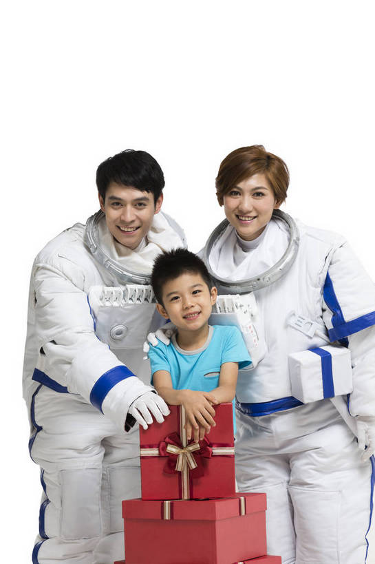 东方人,儿童,中年人,三个人,家庭,宇航员,飞行员,站,微笑,竖图,彩色,室内,白天,留白,抠图,白色背景,正面,快乐,探险,幸福,航天,高科技,科技,礼盒,礼物,北京,中国,宇航服,科学,图片,小孩,站着,温馨,父子,母子,三口之家,休闲服,放松,可爱,美女,探索,童年,童趣,摄影,成长,希望,好奇,未来,太空服,亲情,航天员,乐观,太空人,天真,男孩,男人,男性,年轻男性,年轻女性,女人,女性,亚洲人,中国人,孩子,年轻人,全家福,站立,半身,影棚拍摄,欢乐,男生,bj174