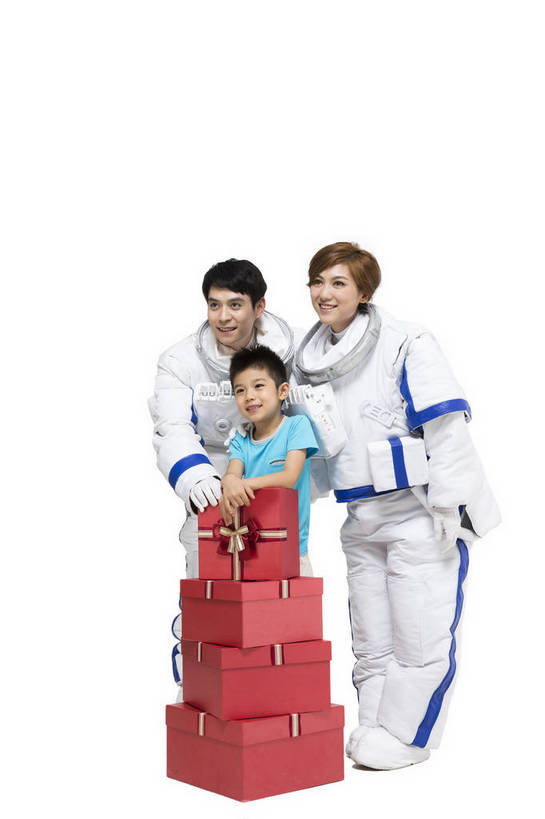 东方人,儿童,中年人,三个人,家庭,宇航员,飞行员,站,微笑,竖图,彩色,室内,白天,留白,抠图,白色背景,正面,侧面,快乐,探险,幸福,航天,高科技,科技,礼盒,礼物,北京,中国,宇航服,科学,图片,小孩,站着,温馨,父子,母子,三口之家,休闲服,放松,可爱,美女,探索,童年,童趣,摄影,成长,希望,好奇,未来,太空服,亲情,航天员,乐观,太空人,天真,男孩,男人,男性,年轻男性,年轻女性,女人,女性,亚洲人,中国人,孩子,年轻人,全家福,站立,全身,影棚拍摄,欢乐,男生,bj174