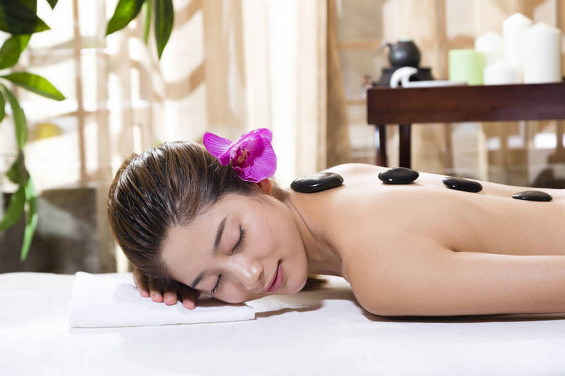 东方人,中年人,背部,一个人,美容院,横图,彩色,室内,白天,侧面,按摩,美容,时尚,幸福,石头,北京,中国,护肤,图片,美丽,趴着,保养,享受,休闲,健康,放松,活力,可爱,美女,美体,SPA水疗,保健,疗养,养生,温泉浴场,摄影,生活方式,优雅,养颜,乐观,年轻女性,女人,女性,亚洲人,中国人,年轻人,矿泉疗养地,闭眼睛,半身,水疗,高兴,愉快,奢华,bj174