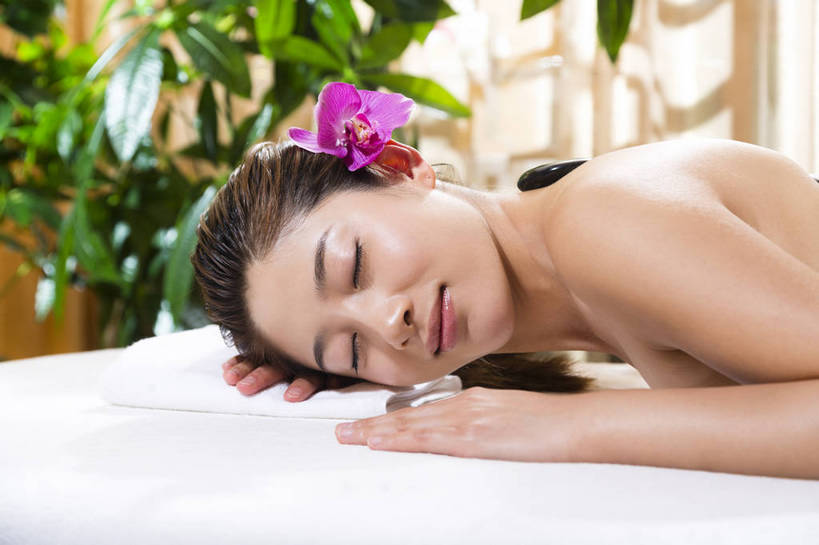 东方人,中年人,背部,一个人,美容院,横图,彩色,室内,白天,侧面,按摩,美容,时尚,幸福,石头,北京,中国,护肤,图片,美丽,趴着,保养,享受,休闲,健康,放松,活力,可爱,美女,美体,SPA水疗,保健,疗养,养生,温泉浴场,摄影,生活方式,优雅,养颜,乐观,年轻女性,女人,女性,亚洲人,中国人,年轻人,矿泉疗养地,闭眼睛,半身,水疗,高兴,愉快,奢华,bj174