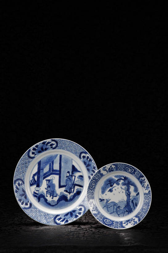 竖图,彩色,室内,白天,静物,餐具,北京,中国,风俗,艺术,瓷器,碟子,盘,图片,手工艺品,艺术品,古典,文化,文物,传统,盘子,工艺品,碟,精神,摄影,古董,青花瓷,珍贵,黑背景,高雅,古物,文明,中国文化,珍藏,精美,古玩,自信心,品位,古代文明,制度,磁器,白地青花瓷,青花,影棚拍摄,保藏,收藏,传统文化,bj174