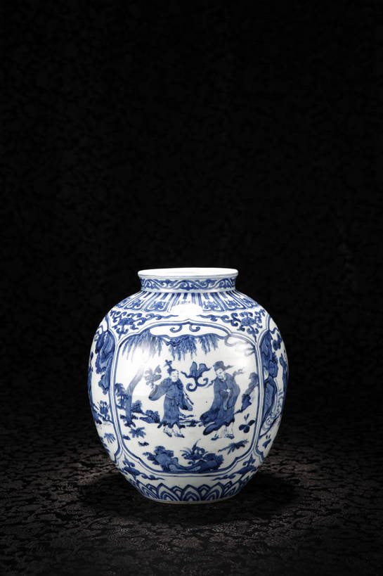 竖图,彩色,室内,白天,静物,北京,中国,花纹,风俗,艺术,纹路,瓷器,罐,罐子,图案,图片,纹理,手工艺品,艺术品,古典,文化,文物,传统,瓶子,工艺品,精神,摄影,古董,青花瓷,珍贵,黑背景,高雅,古物,文明,中国文化,斑纹,珍藏,精美,古玩,肌理,自信心,品位,古代文明,制度,磁器,白地青花瓷,青花,影棚拍摄,保藏,收藏,传统文化,bj174