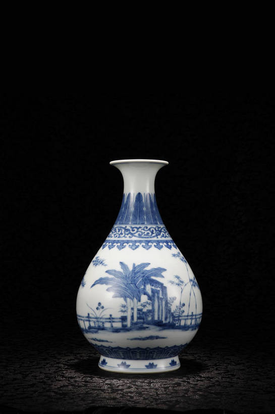 竖图,彩色,室内,白天,静物,北京,中国,风俗,艺术,瓷器,瓶,图片,手工艺品,陶瓷,陶瓷制品,艺术品,古典,文化,文物,传统,瓶子,工艺品,精神,摄影,古董,青花瓷,珍贵,黑背景,高雅,古物,文明,中国文化,珍藏,精美,古玩,自信心,品位,古代文明,制度,磁器,白地青花瓷,青花,影棚拍摄,保藏,收藏,传统文化,玉壶春瓶,青花竹石芭蕉纹玉壶春瓶,明永乐青花瓷,明永乐青花竹石芭蕉纹玉壶春瓶,bj174