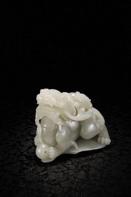 竖图,彩色,室内,白天,成功,静物,工艺美术品,玉,雕塑,北京,中国,风俗,艺术,装饰,龙,雕刻,雕像,图片,艺术品,古典,文化,文物,传统,工艺品,精神,摄影,玉雕,摆件,古董,纪念,工艺,美术,珍贵,黑背景,古物,高贵,文明,中国文化,主题,珍藏,图腾,传说,精美,陈列,古玩,功能,美学,祥瑞,灵兽,权势,尊荣,古代文明,制度,幸运,影棚拍摄,保藏,收藏,传统文化,bj174