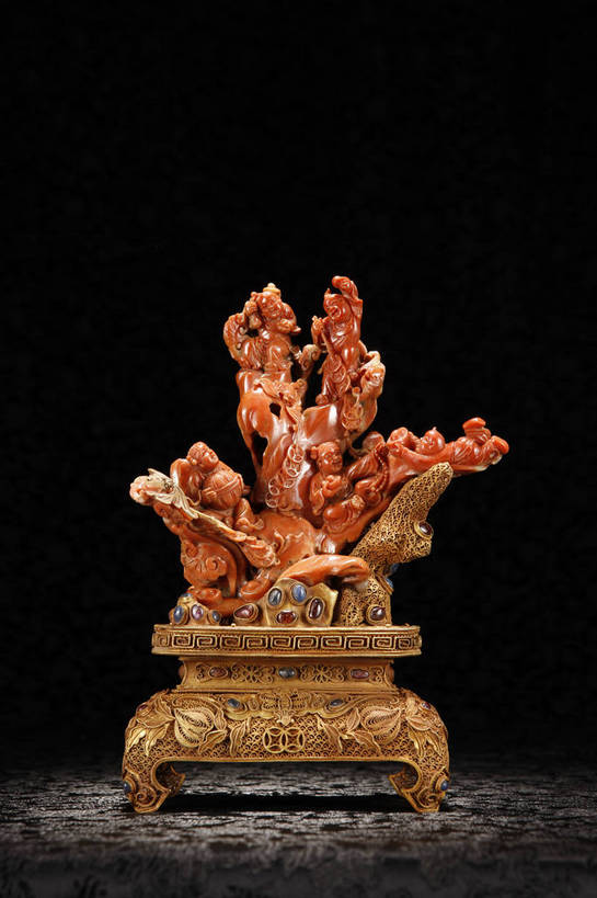 竖图,彩色,室内,白天,奢侈,静物,工艺美术品,北京,中国,花纹,风俗,艺术,纹路,珊瑚,图片,纹理,艺术品,古典,文化,文物,传统,工艺品,精神,摄影,摆件,古董,工艺,昂贵,美术,贵重,珍贵,黑背景,宝石,古物,文明,中国文化,珍藏,精美,古玩,肌理,古代文明,宝贵,制度,有机宝石,影棚拍摄,红珊瑚,保藏,收藏,传统文化,累金,累丝,bj174