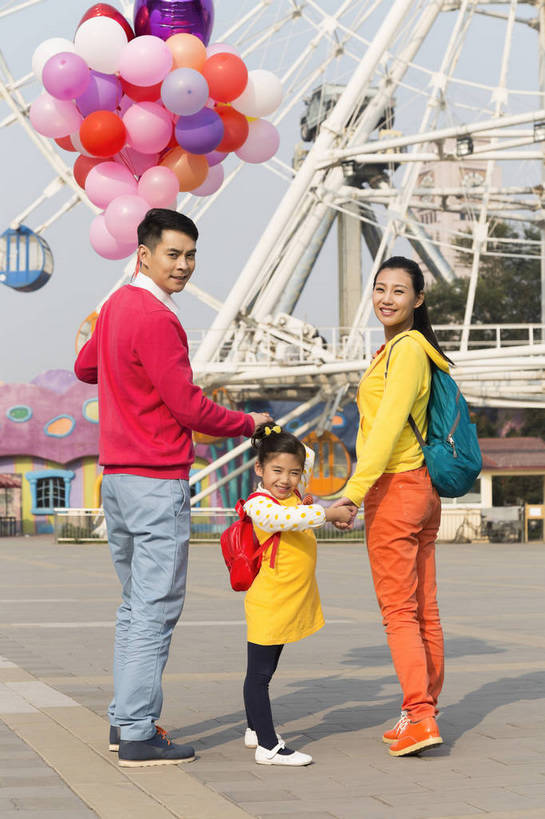 东方人,儿童,成年人,三个人,家庭,父母,母亲,父亲,女儿,公园,游乐园,走,竖图,彩色,照片,室外,白天,正面,旅游,度假,游戏,快乐,幸福,游乐场,玩具,北京,中国,亚洲,图片,塑料,摩天轮,首都,生活,玩,注视,黄种人,娱乐,小孩,背包,气球,塑料制品,娱乐设施,观察,回眸,回头,看,牵手,享受,休闲,假日,健康,温暖,温馨,三口之家,一家人,充气玩具,橡胶,放松,童年,益智,摄影,游乐设施,转身,生活方式,观看,活动,五颜六色,色彩斑斓,和睦,假期,察看,享乐,愉悦,发泄,关注,消遣,娱乐活动,智力,亲情,玩乐,五彩缤纷,户外活动,周末,橡胶制品,东亚,大转轮,嘉年华,费里斯大转轮,中华人民共和国,北京市,京,北平,华北地区,宣泄,五彩斑斓,乐观,乐园,石景山区,主题公园,游艺设施,相亲相爱,五光十色,亲子,美满,甜蜜,男人,男性,年轻男性,年轻女性,女孩,女人,女性,亚洲人,中国人,孩子,年轻人,休闲活动,拉手,手拉手,玩耍,嬉戏,全身,爱,欢乐,开心,愉快,主题乐园,融洽,女生,爸爸,妈妈,石景山,北京石景山游乐场,石景山路,石景山游乐园,八角游乐园,bj174
