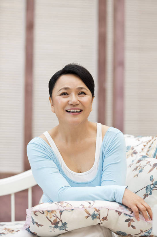 东方人,成年人,中年人,老年人,一个人,家庭,客厅,坐,抱,笑,微笑,露齿笑,竖图,彩色,照片,室内,白天,美容,快乐,幸福,美景,窗户,靠垫,北京,日光,中国,母亲节,亚洲,花纹,睡衣,图案,图片,百叶窗,房屋,景观,靠枕,美丽,年轻,休闲装,黄种人,干净,一个,自然,垫子,枕头,休闲,健康,温暖,温馨,一家人,景色,安静,放松,活力,养生,摄影,生活方式,单个,抱着,清爽,优雅,和睦,起居室,舒适,住房,享乐,搂着,遐想,愉悦,关爱,清新,自然风光,房地产,家居服,温柔,单人,布艺沙发,东亚,憧憬,纯净,乐观,单独,气息,完美,无忧无虑,老年女性,女人,女性,亚洲人,中国人,搂,半身,爱,愉快,魅力,融洽,bj174