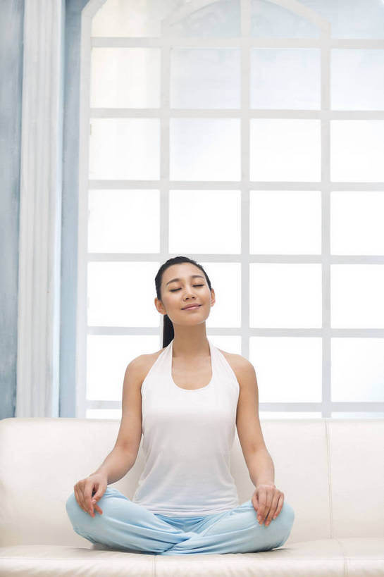 东方人,成年人,一个人,家庭,客厅,坐,盘腿,微笑,竖图,彩色,照片,室内,白天,化妆,美容,瑜伽,快乐,幸福,美景,窗户,北京,日光,中国,亚洲,护肤,睡衣,背心,图片,房屋,景观,清晨,美丽,休闲装,黄种人,干净,一个,白色,自然,保养,享受,休息,休闲,健康,思考,温暖,温馨,一家人,景色,安静,放松,活力,美女,保健,养生,摄影,生活方式,单个,清爽,优雅,宁静,冥想,和睦,起居室,舒适,住房,愉悦,关爱,清新,自然风光,家居服,温柔,单人,布艺沙发,东亚,纯净,养颜,乐观,单独,气息,完美,年轻女性,女人,女性,亚洲人,中国人,年轻人,闭着眼睛,盘腿而坐,盘膝,盘着腿的,盘着腿坐,双腿交叉,坐着,全身,爱,愉快,SPA美容,魅力,融洽,浅蓝色,bj174