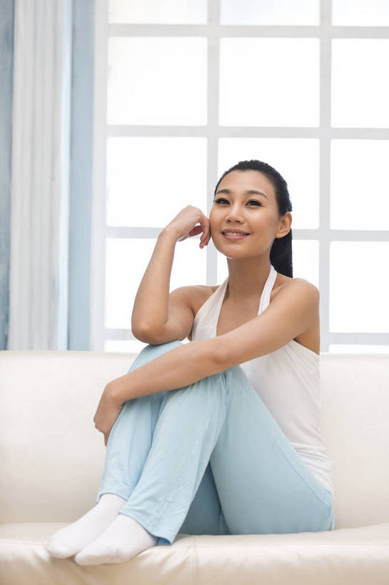 东方人,成年人,一个人,家庭,客厅,坐,微笑,竖图,彩色,照片,室内,白天,化妆,美容,快乐,幸福,美景,窗户,北京,日光,中国,亚洲,抱腿,护肤,睡衣,背心,图片,房屋,景观,清晨,美丽,休闲装,黄种人,干净,一个,白色,自然,曲腿,保养,享受,休闲,健康,思考,温暖,温馨,一家人,景色,安静,放松,活力,美女,保健,养生,摄影,生活方式,单个,清爽,希望,优雅,宁静,和睦,起居室,舒适,住房,遐想,愉悦,关爱,清新,自然风光,家居服,温柔,单人,想象,布艺沙发,东亚,憧憬,纯净,养颜,乐观,单独,气息,完美,单手托腮,年轻女性,女人,女性,亚洲人,中国人,年轻人,仰头,全身,爱,愉快,SPA美容,魅力,融洽,浅蓝色,bj174