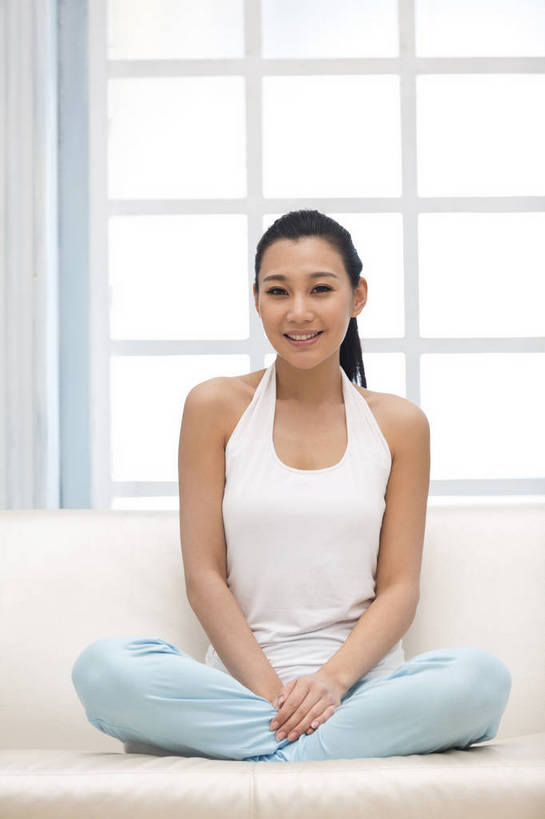 东方人,成年人,一个人,家庭,客厅,坐,盘腿,微笑,竖图,彩色,照片,室内,白天,化妆,美容,快乐,幸福,美景,窗户,北京,日光,中国,亚洲,护肤,睡衣,背心,图片,房屋,景观,清晨,美丽,注视,休闲装,黄种人,干净,一个,白色,自然,观察,看,保养,享受,休息,休闲,健康,温暖,温馨,一家人,景色,安静,放松,活力,美女,保健,养生,摄影,生活方式,单个,观看,清爽,优雅,宁静,和睦,察看,起居室,舒适,住房,愉悦,关爱,关注,清新,自然风光,家居服,温柔,单人,布艺沙发,东亚,纯净,养颜,乐观,单独,气息,完美,年轻女性,女人,女性,亚洲人,中国人,年轻人,盘腿而坐,盘膝,盘着腿的,盘着腿坐,双腿交叉,坐着,全身,爱,愉快,SPA美容,魅力,融洽,浅蓝色,bj174