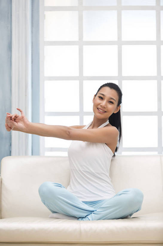 东方人,成年人,一个人,家庭,客厅,坐,盘腿,微笑,竖图,彩色,照片,室内,白天,化妆,美容,锻炼,瑜伽,快乐,幸福,运动,美景,窗户,北京,日光,中国,亚洲,护肤,伸展,睡衣,背心,图片,房屋,景观,清晨,美丽,注视,休闲装,黄种人,干净,一个,白色,自然,观察,看,保养,享受,休闲,健康,温暖,温馨,一家人,景色,安静,放松,活力,美女,伸直,保健,养生,摄影,转身,生活方式,单个,观看,清爽,优雅,宁静,和睦,察看,起居室,舒适,住房,伸出,愉悦,关爱,关注,清新,自然风光,家居服,温柔,单人,布艺沙发,东亚,纯净,养颜,乐观,单独,气息,完美,年轻女性,女人,女性,亚洲人,中国人,年轻人,盘腿而坐,盘膝,盘着腿的,盘着腿坐,双腿交叉,张开手臂,坐着,全身,爱,愉快,SPA美容,魅力,融洽,浅蓝色,bj174