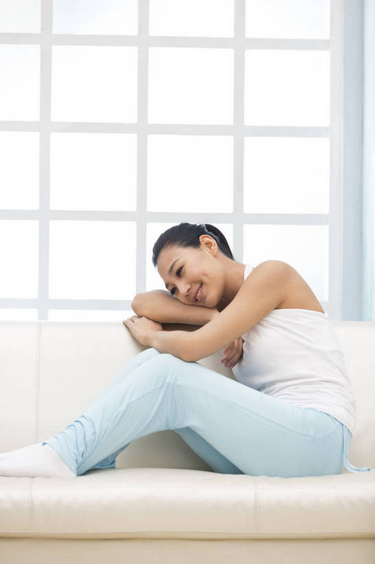 东方人,成年人,一个人,家庭,客厅,坐,微笑,竖图,彩色,照片,室内,白天,化妆,美容,快乐,幸福,美景,窗户,靠垫,北京,日光,中国,亚洲,护肤,睡衣,背心,图片,房屋,景观,靠枕,清晨,美丽,依靠,休闲装,黄种人,干净,一个,白色,自然,垫子,枕头,靠,靠着,曲腿,保养,享受,休息,休闲,健康,思考,温暖,温馨,一家人,景色,安静,放松,活力,美女,保健,养生,摄影,生活方式,单个,清爽,优雅,宁静,和睦,起居室,舒适,住房,遐想,愉悦,关爱,清新,自然风光,家居服,温柔,单人,想象,布艺沙发,东亚,憧憬,纯净,养颜,乐观,单独,气息,完美,年轻女性,女人,女性,亚洲人,中国人,年轻人,胳膊,手臂,坐着,全身,爱,愉快,SPA美容,魅力,融洽,浅蓝色,胳臂,bj174