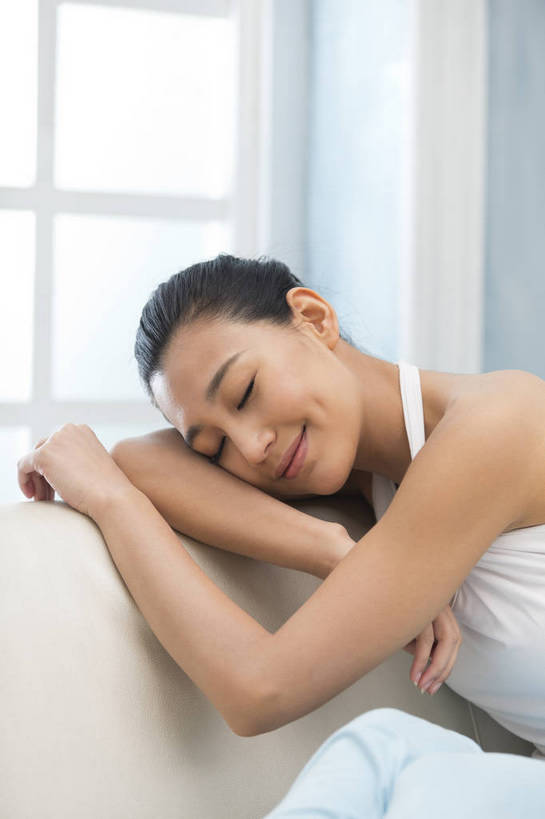 东方人,成年人,一个人,家庭,客厅,坐,微笑,竖图,彩色,照片,室内,特写,白天,化妆,美容,快乐,幸福,美景,窗户,靠垫,北京,日光,中国,亚洲,护肤,睡衣,背心,图片,房屋,景观,靠枕,清晨,美丽,依靠,休闲装,黄种人,干净,一个,白色,自然,垫子,枕头,靠,靠着,曲腿,保养,享受,休息,休闲,健康,思考,温暖,温馨,一家人,景色,安静,放松,活力,美女,保健,养生,摄影,生活方式,单个,清爽,优雅,宁静,和睦,起居室,舒适,住房,遐想,愉悦,关爱,清新,自然风光,家居服,温柔,单人,想象,布艺沙发,东亚,憧憬,纯净,养颜,乐观,单独,气息,完美,年轻女性,女人,女性,亚洲人,中国人,年轻人,胳膊,手臂,闭着眼睛,坐着,爱,愉快,SPA美容,魅力,融洽,浅蓝色,胳臂,bj174