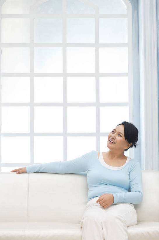 东方人,成年人,中年人,老年人,一个人,家庭,客厅,坐,微笑,竖图,彩色,照片,室内,白天,化妆,美容,快乐,幸福,美景,窗户,北京,日光,中国,亚洲,护肤,睡衣,图片,房屋,景观,清晨,美丽,依靠,休闲装,黄种人,干净,一个,自然,保养,享受,休息,休闲,健康,思考,温暖,温馨,一家人,景色,安静,放松,活力,搭,保健,养生,摄影,生活方式,单个,清爽,优雅,宁静,和睦,起居室,舒适,住房,遐想,愉悦,搭着,关爱,清新,自然风光,家居服,温柔,单人,想象,布艺沙发,东亚,憧憬,纯净,养颜,乐观,单独,气息,完美,老年女性,女人,女性,亚洲人,中国人,抬头,半身,爱,愉快,SPA美容,魅力,融洽,浅蓝色,bj174