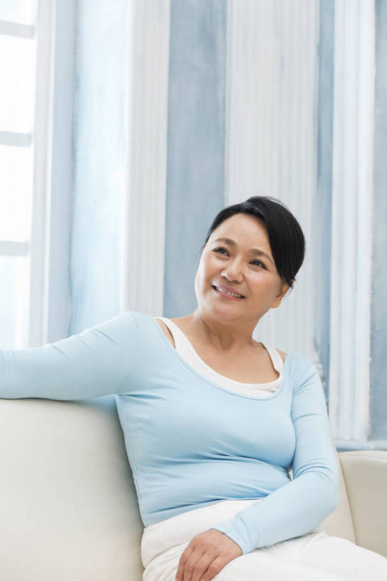 东方人,成年人,中年人,老年人,一个人,家庭,客厅,坐,微笑,竖图,彩色,照片,室内,白天,化妆,美容,快乐,幸福,美景,窗户,北京,日光,中国,亚洲,护肤,睡衣,图片,房屋,景观,清晨,美丽,依靠,休闲装,黄种人,干净,一个,自然,保养,享受,休息,休闲,健康,思考,温暖,温馨,一家人,景色,安静,放松,活力,搭,保健,养生,摄影,生活方式,单个,清爽,优雅,宁静,和睦,起居室,舒适,住房,遐想,愉悦,搭着,关爱,清新,自然风光,家居服,温柔,单人,想象,布艺沙发,东亚,憧憬,纯净,养颜,乐观,单独,气息,完美,老年女性,女人,女性,亚洲人,中国人,抬头,半身,爱,愉快,SPA美容,魅力,融洽,浅蓝色,bj174