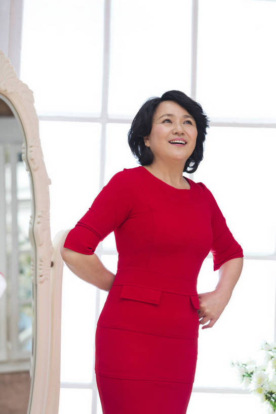 东方人,成年人,中年人,老年人,头发,一个人,站,微笑,竖图,彩色,照片,白天,美容,快乐,幸福,窗户,镜子,卧室,北京,日光,中国,亚洲,连衣裙,反射,图片,美丽,年轻,黄种人,一个,红色,保养,休闲,健康,放松,活力,自信,养生,摄影,生活方式,单个,优雅,假期,姿态,毛发,舒适,优美,愉悦,关爱,温柔,单人,周末,东亚,乐观,单独,气息,完美,老年女性,女人,女性,亚洲人,中国人,卷发,半身,愉快,魅力,短发,bj174