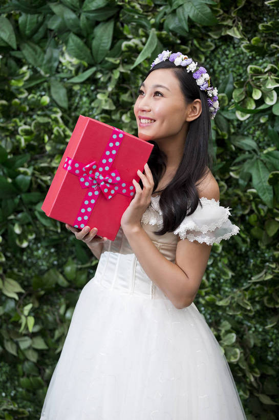 东方人,儿童,成年人,头发,一个人,公园,花园,站,笑,微笑,露齿笑,竖图,彩色,照片,白天,婚纱,快乐,兴奋,幸福,草地,草坪,植物,礼盒,礼物,北京,日光,中国,亚洲,仅一个人,连衣裙,节日,惊讶,花环,图片,浪漫,拿着,黄种人,草,小孩,绿色,礼品盒,休闲,温暖,温馨,惊喜,可爱,美女,童趣,短裙,摄影,生活方式,抱着,清爽,伴娘,甜美,愿望,毛发,享乐,遐想,愉悦,清新,单人,促销,东亚,憧憬,纱裙,单独,树篱,天真,年轻女性,女人,女性,亚洲人,中国人,孩子,年轻人,长发,卷发,半身,礼服,爱,开心,愉快,bj174