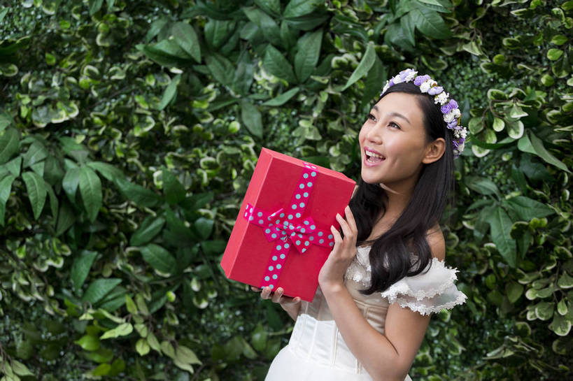 东方人,儿童,成年人,头发,一个人,公园,花园,站,笑,微笑,露齿笑,横图,彩色,照片,白天,婚纱,快乐,兴奋,幸福,草地,草坪,植物,礼盒,礼物,北京,日光,中国,亚洲,仅一个人,连衣裙,节日,惊讶,花环,图片,浪漫,拿着,黄种人,草,小孩,绿色,礼品盒,休闲,温暖,温馨,惊喜,可爱,美女,童趣,短裙,摄影,生活方式,抱着,清爽,伴娘,甜美,毛发,享乐,遐想,愉悦,清新,单人,促销,东亚,憧憬,纱裙,单独,树篱,天真,年轻女性,女人,女性,亚洲人,中国人,孩子,年轻人,长发,卷发,半身,礼服,爱,开心,愉快,bj174