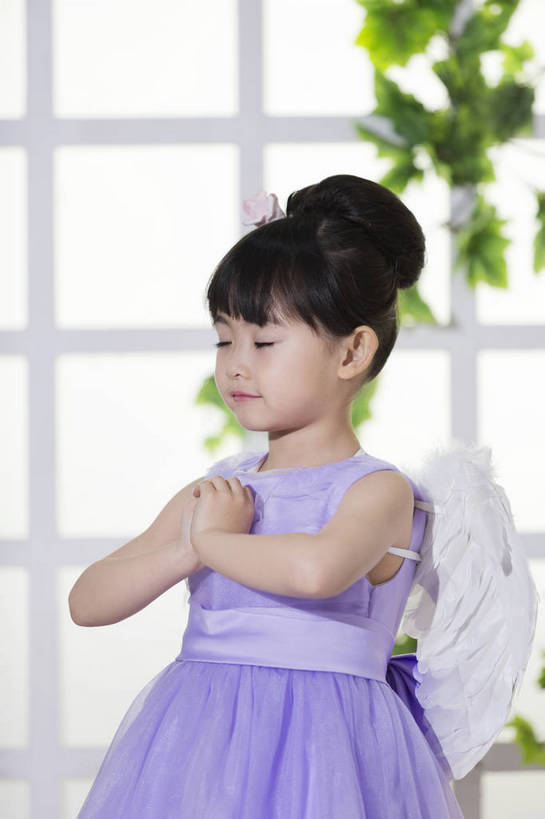 东方人,儿童,一个人,站,微笑,竖图,彩色,照片,室内,白天,快乐,幸福,草地,草坪,植物,窗户,羽毛,北京,日光,中国,亚洲,仅一个人,表演,连衣裙,正装,翅膀,图片,浪漫,祝福,黄种人,草,小孩,小女孩,绿色,藤蔓,祈祷,手势,温馨,活力,可爱,童年,童趣,摄影,小天使,成长,清爽,希望,冥想,盘发,遐想,愉悦,清新,单纯,单人,想象,东亚,纯真,纱裙,纯净,单独,无忧无虑,天真,女孩,女人,女性,亚洲人,中国人,孩子,闭着眼睛,半身,礼服,爱,开心,愉快,女生,bj174