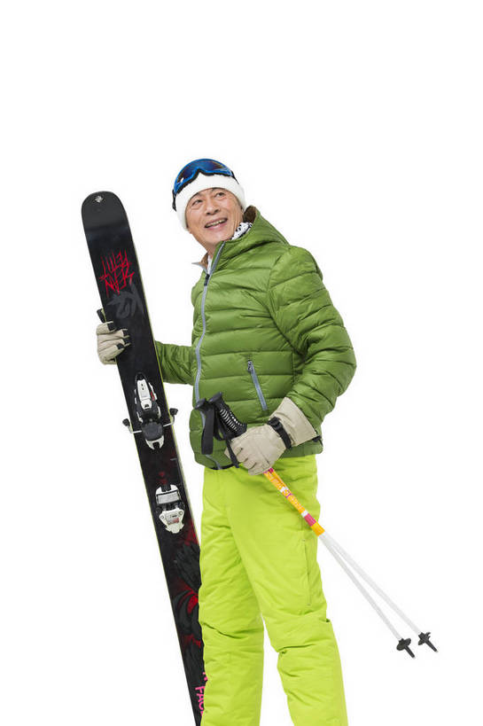 东方人,成年人,老年人,一个人,站,微笑,竖图,彩色,照片,白色背景,锻炼,旅游,度假,快乐,友谊,幸福,安全,北京,中国,亚洲,服装,滑雪,图片,冬季,防护,年轻,生活,扭头,注视,休闲装,黄种人,娱乐,一个,衣服,手套,观察,回眸,回头,看,转头,郊游,休闲,游玩,健康,休闲服,放松,活力,精神,乐趣,自信,摄影,服饰,生活方式,单个,观看,羽绒服,保护,滑雪板,滑雪杖,手杖,假期,察看,退休,享乐,愉悦,关注,娱乐活动,滑雪镜,滑雪帽,爱好,保险,玩乐,户外运动,结伴,装备,单人,防寒服,挑战,周末,东亚,陪同,情感,保全,周全,安稳,安定,防护手套,乐观,冬季运动,单独,陪伴,无忧无虑,平安,友情,老年男性,男人,男性,亚洲人,中国人,半身,影棚拍摄,旅行,欢乐,开心,愉快,伴随,bj174