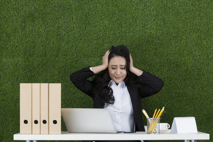 东方人,成年人,头发,一个人,商务人士,秘书,办公室,坐,横图,彩色,照片,商务,失败,电脑,笔记本电脑,互联网,草地,草坪,北京,中国,亚洲,仅一个年轻女性,仅一个女性,仅一个人,绿色背景,套装,正装,沮丧,生气,工作,图片,办公桌,文件夹,托腮,职业装,黄种人,文具,绿色,自然,草皮,看,职业,皱眉,压力,摄影,烦躁,合同,环境,生态,毛发,绝望,文档,情绪,单人,东亚,环境保护,挫败,活页夹,单独,年轻女性,女人,女性,亚洲人,中国人,年轻人,长发,卷发,白领,半身,影棚拍摄,办公室职员,bj174