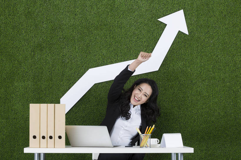 东方人,成年人,头发,一个人,商务人士,秘书,办公室,坐,举,笑,微笑,露齿笑,横图,彩色,照片,商务,快乐,兴奋,幸福,成功,信心,电脑,笔记本电脑,互联网,草地,草坪,北京,中国,亚洲,仅一个年轻女性,仅一个女性,仅一个人,绿色背景,套装,正装,工作,图片,办公桌,文件夹,注视,职业装,黄种人,方向,文具,绿色,自然,草皮,观察,看,托,握拳,职业,概念,健康,放松,活力,夸张,自信,金融,投资,摄影,观看,上升,合同,环境,生态,察看,毛发,愉悦,成就,关注,文档,努力,单人,业绩,东亚,环境保护,进取,乐观,活页夹,单独,激动,年轻女性,女人,女性,亚洲人,中国人,年轻人,长发,卷发,白领,举起,举手,举着,向上举,向上伸,向上托,半身,影棚拍摄,开心,愉快,办公室职员,bj174