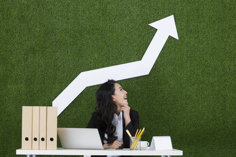 东方人,成年人,头发,一个人,商务人士,秘书,办公室,坐,大笑,横图,彩色,照片,商务,快乐,兴奋,幸福,成功,信心,电脑,笔记本电脑,互联网,草地,草坪,北京,中国,亚洲,仅一个年轻女性,仅一个女性,仅一个人,绿色背景,套装,正装,工作,符号,图片,办公桌,文件夹,托腮,职业装,黄种人,方向,箭头,文具,绿色,自然,草皮,看,职业,概念,健康,惊喜,放松,活力,夸张,自信,金融,投资,摄影,上升,合同,环境,生态,毛发,愉悦,成就,文档,努力,单人,业绩,东亚,环境保护,进取,乐观,活页夹,单独,激动,年轻女性,女人,女性,亚洲人,中国人,年轻人,长发,卷发,白领,半身,影棚拍摄,开心,愉快,办公室职员,bj174