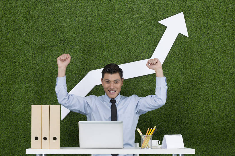 东方人,成年人,一个人,商务人士,办公室,坐,举,笑,微笑,露齿笑,横图,彩色,照片,商务,快乐,兴奋,幸福,成功,信心,电脑,笔记本电脑,互联网,草地,草坪,北京,中国,亚洲,仅一个男性,仅一个人,绿色背景,套装,正装,工作,图片,办公桌,文件夹,注视,职业装,黄种人,方向,文具,仅一个年轻男性,绿色,自然,草皮,观察,看,托,握拳,职业,概念,健康,放松,活力,夸张,自信,金融,投资,摄影,观看,上升,合同,环境,生态,察看,愉悦,成就,关注,文档,努力,单人,业绩,东亚,环境保护,进取,乐观,活页夹,单独,激动,男人,男性,年轻男性,亚洲人,中国人,年轻人,白领,举起,举手,举着,向上举,向上伸,向上托,张开手臂,半身,影棚拍摄,开心,愉快,办公室职员,bj174