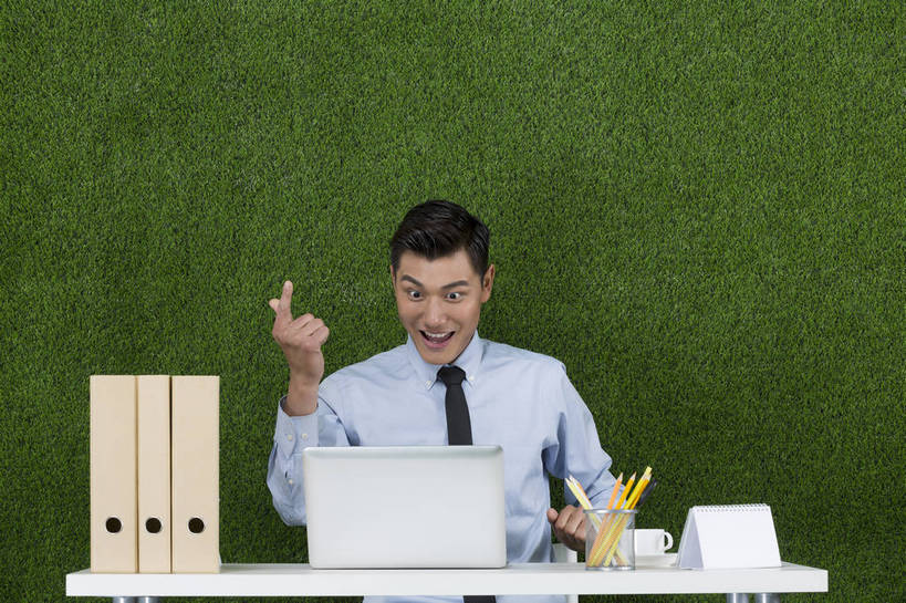 东方人,成年人,一个人,商务人士,办公室,坐,笑,微笑,露齿笑,横图,彩色,衬衫,商务,快乐,兴奋,成功,信心,电脑,笔记本电脑,互联网,草地,草坪,北京,中国,亚洲,仅一个男性,仅一个人,指,绿色背景,正装,工作,图片,办公桌,领带,文件夹,指点,职业装,黄种人,方向,文具,仅一个年轻男性,绿色,自然,草皮,看,手势,职业,健康,惊喜,放松,活力,自信,摄影,清爽,合同,灵感,环境,生态,指向,愉悦,成就,清新,意外,文档,单人,业绩,东亚,环境保护,乐观,活页夹,单独,激动,男人,男性,年轻男性,亚洲人,中国人,年轻人,白领,半身,影棚拍摄,开心,愉快,办公室职员,打手势,bj174