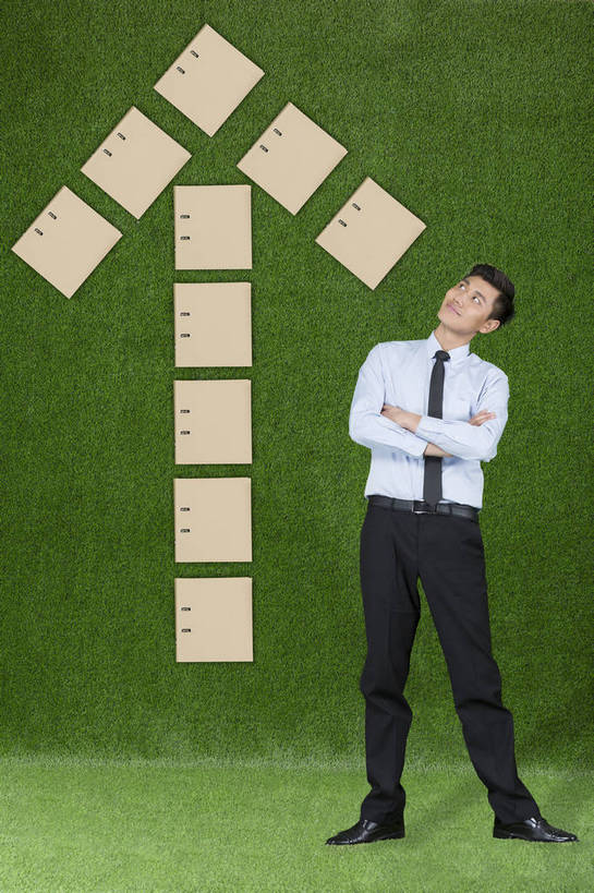 东方人,成年人,一个人,商务人士,商务男性,站,双手交叉,微笑,竖图,彩色,照片,衬衫,西装,商务,快乐,智慧,骄傲,成功,信心,草地,草坪,拼图,北京,中国,亚洲,仅一个男性,仅一个人,绿色背景,套装,正装,符号,图片,文件夹,注视,职业装,黄种人,方向,数码合成,箭头,仅一个年轻男性,绿色,自然,草皮,看,职业,健康,放松,活力,自信,抱胸,金融,投资,创意,摄影,道具,合同,环境,生态,双手抱胸,愉悦,成就,关注,文档,努力,肖像,目标,商务装,选择,单人,业绩,工薪阶层,东亚,环境保护,乐观,活页夹,单独,男人,男性,年轻男性,亚洲人,中国人,年轻人,白领,上班族,抬头,仰头,全身,影棚拍摄,衬衣,开心,愉快,办公室职员,就业,bj174