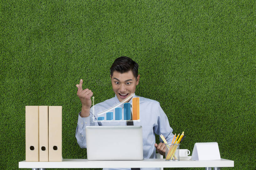 东方人,成年人,一个人,商务人士,办公室,坐,笑,微笑,露齿笑,横图,彩色,衬衫,商务,快乐,兴奋,骄傲,成功,信心,电脑,笔记本电脑,互联网,数据,草地,草坪,北京,中国,亚洲,仅一个男性,仅一个人,指,绿色背景,正装,工作,分析,符号,图表,图片,办公桌,表格,领带,文件夹,指点,职业装,黄种人,方向,数码合成,箭头,文具,仅一个年轻男性,绿色,自然,草皮,看,手势,职业,健康,惊喜,放松,活力,自信,摄影,清爽,上升,合同,灵感,环境,生态,统计,指向,愉悦,成就,清新,意外,指标,文档,销售,目标,单人,业绩,柱状图,东亚,环境保护,乐观,活页夹,单独,激动,男人,男性,年轻男性,亚洲人,中国人,年轻人,白领,半身,影棚拍摄,开心,愉快,长条图,条图,条状图,办公室职员,打手势,bj174