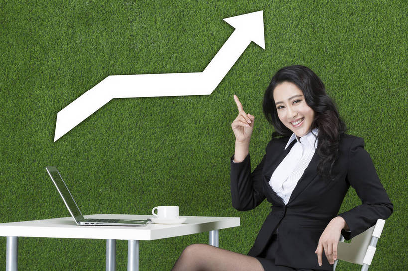 东方人,成年人,头发,一个人,商务人士,秘书,办公室,坐,笑,微笑,露齿笑,横图,彩色,商务,时尚,快乐,兴奋,骄傲,成功,信心,电脑,笔记本电脑,草地,草坪,北京,中国,亚洲,仅一个年轻女性,仅一个女性,仅一个人,指,绿色背景,正装,工作,符号,图片,办公桌,注视,指点,职业装,黄种人,方向,数码合成,箭头,绿色,自然,草皮,观察,看,手势,职业,健康,惊喜,放松,活力,美女,自信,摄影,观看,清爽,上升,灵感,环境,生态,察看,毛发,指向,愉悦,成就,关注,清新,意外,目标,单人,业绩,东亚,环境保护,乐观,单独,激动,年轻女性,女人,女性,亚洲人,中国人,年轻人,长发,卷发,白领,半身,影棚拍摄,开心,愉快,办公室职员,打手势,bj174