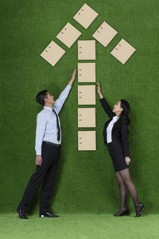 咖啡,东方人,成年人,两个人,伙伴,商务人士,商务男性,商务女性,站,举,微笑,竖图,彩色,照片,衬衫,西装,商务,快乐,合作,团队,草地,草坪,拼图,北京,中国,亚洲,绿色背景,套装,正装,惊讶,符号,图片,咖啡杯,领带,文件夹,职业装,黄种人,数码合成,箭头,绿色,自然,草皮,托,职业,健康,惊喜,面对面,放松,摄影,奋斗,道具,上升,合同,环境,生态,愉悦,成就,文档,努力,商务装,业绩,工薪阶层,东亚,环境保护,活页夹,协作,男人,男性,年轻男性,年轻女性,女人,女性,亚洲人,中国人,年轻人,白领,上班族,举起,举手,举着,向上举,向上伸,向上托,半身,影棚拍摄,衬衣,愉快,办公室职员,bj174