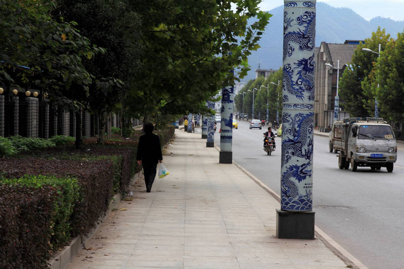 东方人,两个人,家,走,横图,室外,白天,正面,绘画,山,植物,道路,路,路灯,公路,摩托车,汽车,袋子,照明,亚洲,许多,行人,花纹,服装,彩绘,瓷器,图案,塑料,陶瓷,房屋,屋子,山峰,围墙,灯光,交通,山峦,很多,拎,休闲装,黄种人,塑料袋,楼房,路人,住宅,车,灯,树,树木,衣服,蓝色,绿色,蓝天,天空,自然,容器,塑料制品,交通工具,轿车,天,行驶,休闲,休闲服,服饰,生长,成长,储藏,照亮,陶艺,照明设备,储存,载具,彩釉,过客,男人,男性,女人,女性,中年男性,中年女性,亚洲人,马路,步行,画画,散步,走路,彩图,全身,房子,贮存,拎着,shlxx1