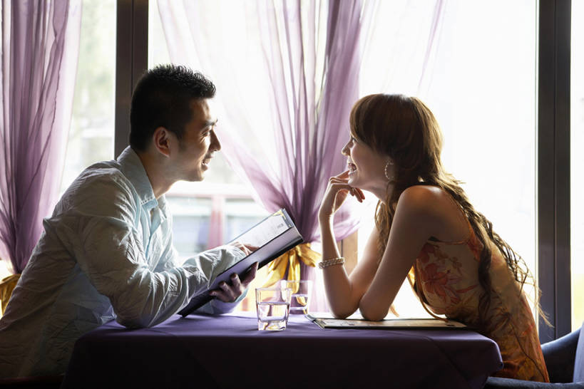 东方人,成年人,两个人,笑,吃,微笑,露齿笑,横图,室内,白天,侧面,爱情,快乐,幸福,水,窗户,窗帘,桌子,北京,中国,亚洲,食品,饮品,浪漫,休闲装,饮食,菜单,食物,饮料,温暖,温馨,面对面,恩爱,亲密,约会,恋人,摄影,和睦,享乐,膳食,可口,东亚,陪同,适口,陪伴,男人,男性,年轻男性,年轻女性,女人,女性,亚洲人,中国人,年轻人,情侣,说话,坐着,半身,彩图,爱,欢乐,餐馆,伴侣,融洽,伴随,bj175