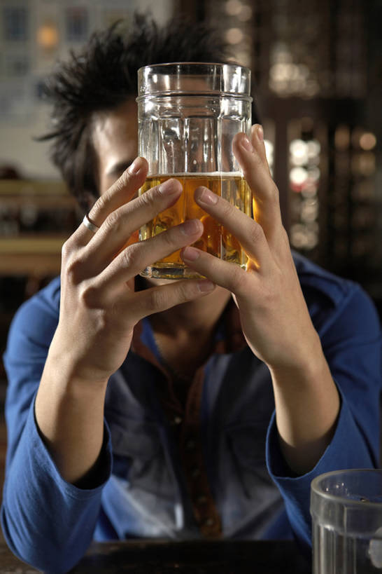 啤酒,东方人,成年人,一个人,酒吧,举,竖图,室内,白天,正面,夜生活,快乐,幸福,寂寞,运动,吧台,杯子,玻璃,北京,中国,亚洲,仅一个男性,仅一个人,喝,握,酒类,玩,休闲装,娱乐,饮料,仅一个年轻男性,啤酒杯,思考,想,握着,半满,摄影,生活方式,享乐,愉悦,东亚,男人,男性,年轻男性,亚洲人,中国人,年轻人,坐着,半身,彩图,欢乐,酒馆,bj175