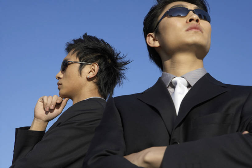 东方人,成年人,脸,头,脸颊,两个人,同事,商务人士,商务男性,双手交叉,横图,室外,白天,侧面,衬衫,商务,成功,合作,团队,集体,信心,技术,中国,亚洲,表演,撑,黄色背景,套装,正装,托腮,注视,方向,现代,队伍,肩膀,蓝色,蓝天,太阳镜,观察,看,托,站着,职业,概念,力量,想,财富,摄影,观看,技巧,希望,察看,专心,领导,双手抱胸,酷,成就,关注,托下巴,决心,手艺,商务装,合伙,领袖,工薪阶层,东亚,陪同,技能,技艺,进展,陪伴,认真,男人,男性,年轻男性,亚洲人,中国人,年轻人,头部,脸部,脸蛋,面部,白领,上班族,彩图,高角度拍摄,衬衣,妙技,焦距,本领,伴随,bj175